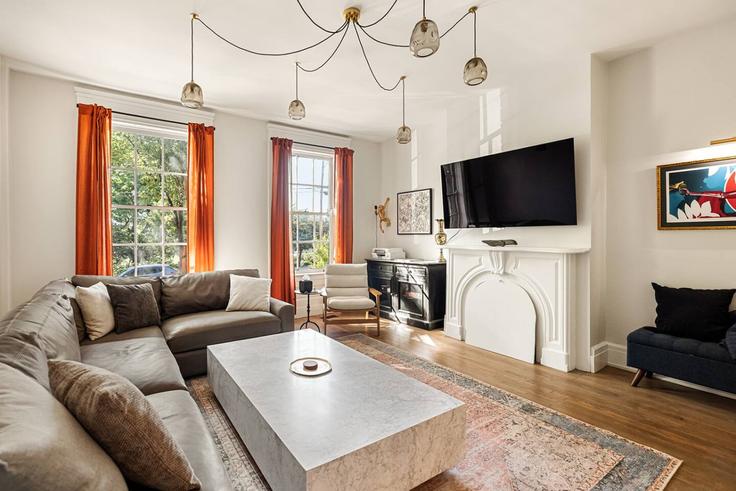 Elegant gestaltetes Wohnzimmer mit moderner Einrichtung in einer Wohnung im Building Broadway - libertyhillsrentals - 1324946 in Cincinnati, Cincinnati Elegant gestaltetes Wohnzimmer mit moderner Einrichtung in einer Wohnung im Building Broadway - libertyhillsrentals - 1324946 in Cincinnati, Cincinnati