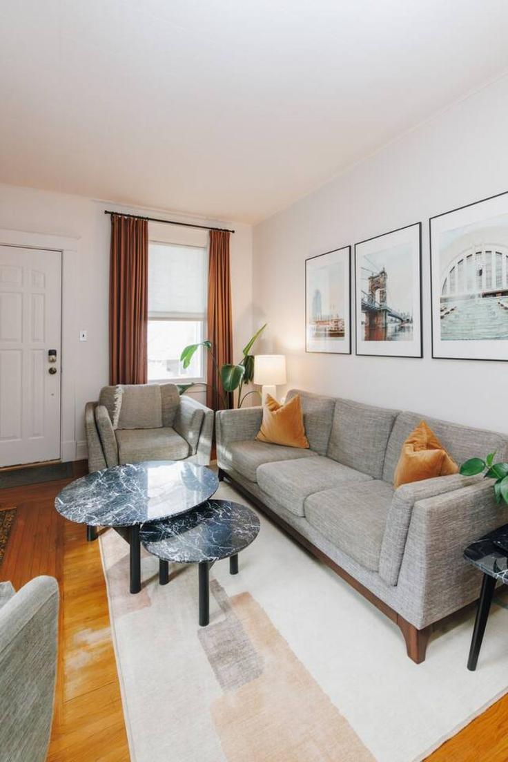 Elegant gestaltetes Wohnzimmer mit moderner Einrichtung in einer Wohnung im Building Tarpis Avenue - libertyhillsrentals - 1363974 in Cincinnati, Cincinnati Elegant gestaltetes Wohnzimmer mit moderner Einrichtung in einer Wohnung im Building Tarpis Avenue - libertyhillsrentals - 1363974 in Cincinnati, Cincinnati