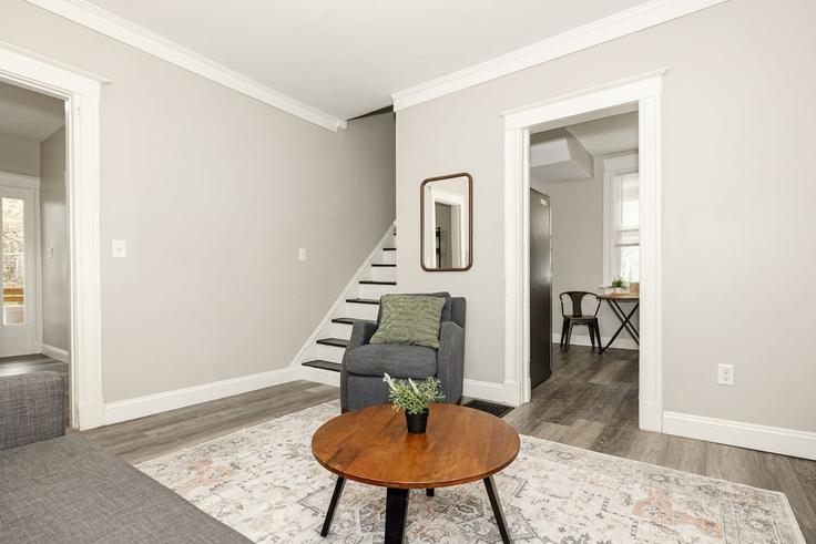 Elegant gestaltetes Wohnzimmer mit moderner Einrichtung in einer Wohnung im Building Gilman Avenue - libertyhillsrentals - 1363975 in Cincinnati, Cincinnati Elegant gestaltetes Wohnzimmer mit moderner Einrichtung in einer Wohnung im Building Gilman Avenue - libertyhillsrentals - 1363975 in Cincinnati, Cincinnati