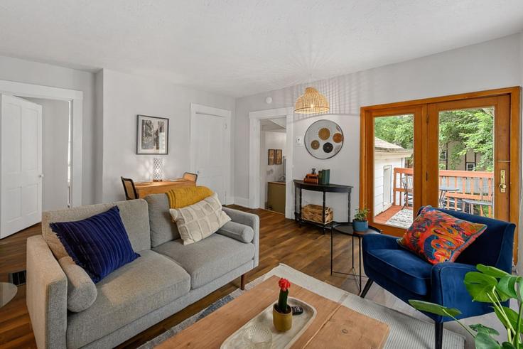 Elegante sala de estar con mobiliario moderno en un apartamento en Building Ridge Avenue - libertyhillsrentals - 1384096 en Cincinnati, Cincinnati