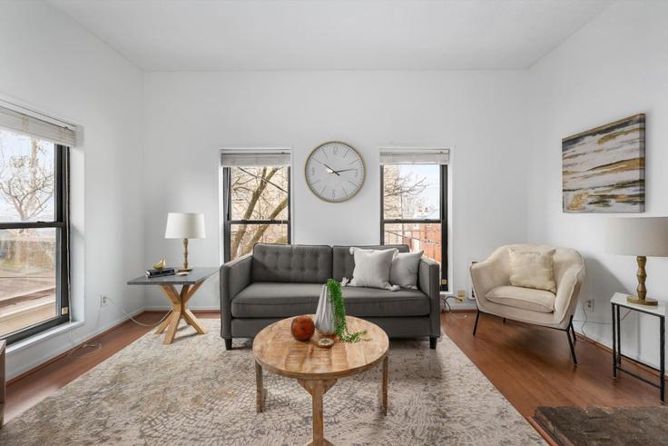 Salle de séjour élégante avec mobilier moderne dans un appartement à Building Pavilion Street - libertyhillsrentals - 1391900 à Cincinnati, Cincinnati Salle de séjour élégante avec mobilier moderne dans un appartement à Building Pavilion Street - libertyhillsrentals - 1391900 à Cincinnati, Cincinnati