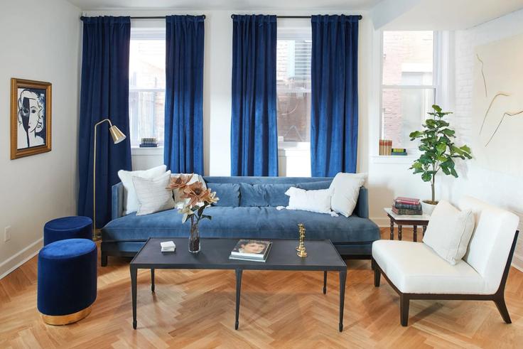 Sala de estar elegantemente projetada com móveis modernos em um apartamento no Building Grear Alley - libertyhillsrentals - 1459457 em Cincinnati, Cincinnati