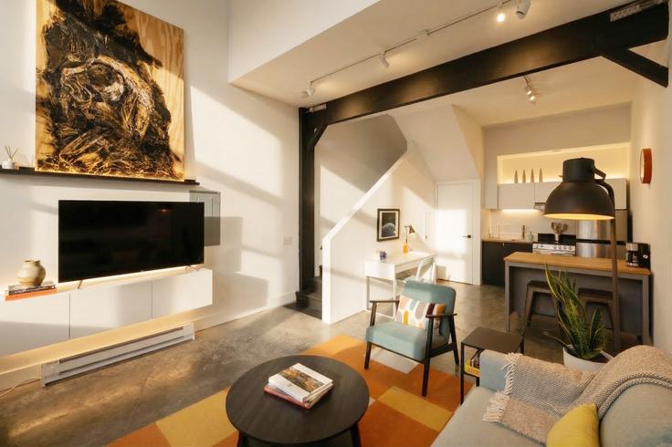 Salle de séjour élégante avec mobilier moderne dans un appartement à Building Elm Street - libertyhillsrentals - 1495912 à Cincinnati, Cincinnati