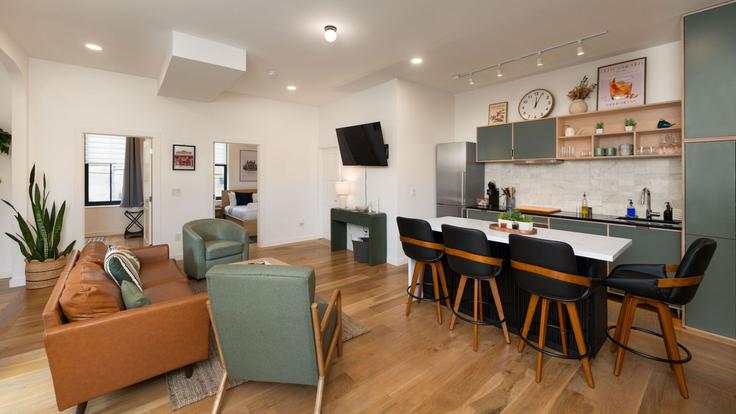 Cincinnati, Cincinnati에 위치한 Building Pleasant Street - libertyhillsrentals - 1526936 유닛의 세련된 인테리어가 돋보이는 거실 Cincinnati, Cincinnati에 위치한 Building Pleasant Street - libertyhillsrentals - 1526936 유닛의 세련된 인테리어가 돋보이는 거실