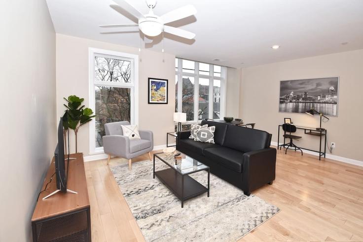 Salle de séjour élégante avec mobilier moderne dans un appartement à Building West 15th Street - libertyhillsrentals - 1622265 à Cincinnati, Cincinnati Salle de séjour élégante avec mobilier moderne dans un appartement à Building West 15th Street - libertyhillsrentals - 1622265 à Cincinnati, Cincinnati