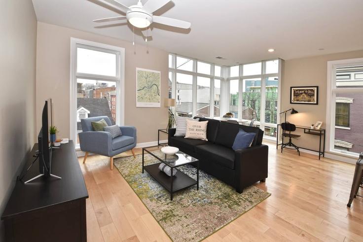 Salle de séjour élégante avec mobilier moderne dans un appartement à Building West 15th Street - libertyhillsrentals - 1622259 à Cincinnati, Cincinnati Salle de séjour élégante avec mobilier moderne dans un appartement à Building West 15th Street - libertyhillsrentals - 1622259 à Cincinnati, Cincinnati