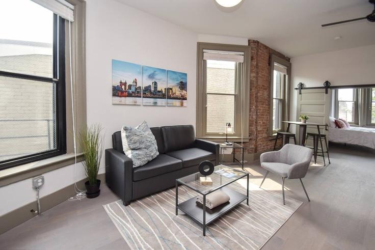Salle de séjour élégante avec mobilier moderne dans un appartement à Building Elm Street - libertyhillsrentals - 1624838 à Cincinnati, Cincinnati Salle de séjour élégante avec mobilier moderne dans un appartement à Building Elm Street - libertyhillsrentals - 1624838 à Cincinnati, Cincinnati