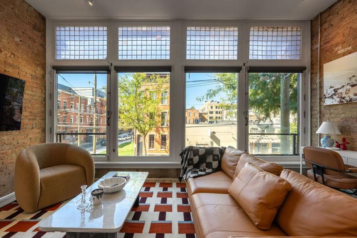 Salle de séjour élégante avec mobilier moderne dans un appartement à Building Elm Street - libertyhillsrentals - 1643604 à Cincinnati, Cincinnati Salle de séjour élégante avec mobilier moderne dans un appartement à Building Elm Street - libertyhillsrentals - 1643604 à Cincinnati, Cincinnati