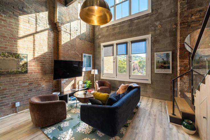 Cincinnati, Cincinnati에 위치한 Building Elm Street - libertyhillsrentals - 1644149 유닛의 세련된 인테리어가 돋보이는 거실