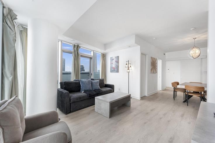 Old Toronto, Toronto에 위치한 Building Grand Trunk Crescent - life-suites - 1582217 유닛의 세련된 인테리어가 돋보이는 거실