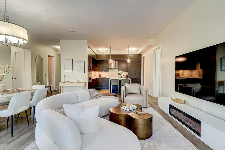 Toronto Old TorontoのBuilding John Street - life-suites - 1582852のアパートメントにある、モダンな家具を備えたエレガントなデザインのリビングルーム Toronto Old TorontoのBuilding John Street - life-suites - 1582852のアパートメントにある、モダンな家具を備えたエレガントなデザインのリビングルーム