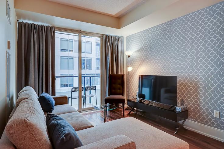 Toronto Old TorontoのBuilding Front Street West - life-suites - 1582389のアパートメントにある、モダンな家具を備えたエレガントなデザインのリビングルーム Toronto Old TorontoのBuilding Front Street West - life-suites - 1582389のアパートメントにある、モダンな家具を備えたエレガントなデザインのリビングルーム