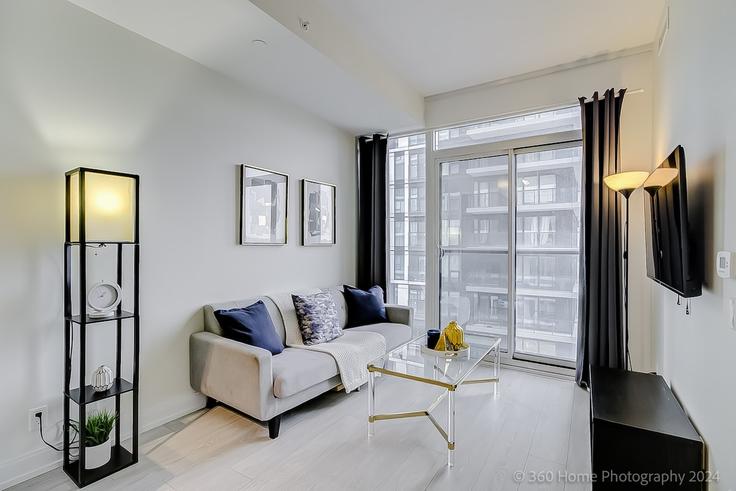Salle de séjour élégante avec mobilier moderne dans un appartement à Building George Street - life-suites - 1582201 à Old Toronto, Toronto