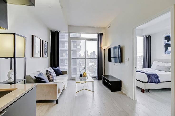 Salle de séjour élégante avec mobilier moderne dans un appartement à Building George Street - life-suites - 1582431 à Old Toronto, Toronto