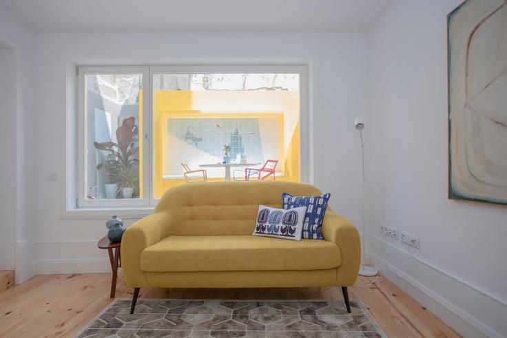 Elegante sala de estar con mobiliario moderno en un apartamento en Building Rua dos Caldeireiros - liiiving - 1335613 en União das freguesias de Cedofeita, Santo Ildefonso, Sé, Miragaia, São Nicolau e Vitória, Porto