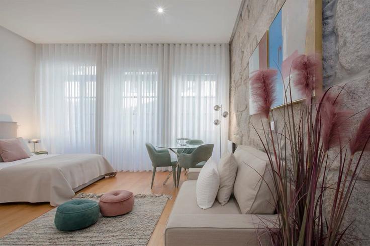 Elegante sala de estar con mobiliario moderno en un apartamento en Building Rua do Almada - liiiving - 1335568 en União das freguesias de Cedofeita, Santo Ildefonso, Sé, Miragaia, São Nicolau e Vitória, Porto