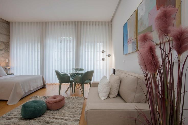 Elegante sala de estar con mobiliario moderno en un apartamento en Building Rua do Almada - liiiving - 1335552 en União das freguesias de Cedofeita, Santo Ildefonso, Sé, Miragaia, São Nicolau e Vitória, Porto