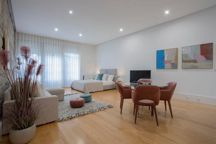 Elegante sala de estar con mobiliario moderno en un apartamento en Building Rua do Almada - liiiving - 1335638 en União das freguesias de Cedofeita, Santo Ildefonso, Sé, Miragaia, São Nicolau e Vitória, Porto Elegante sala de estar con mobiliario moderno en un apartamento en Building Rua do Almada - liiiving - 1335638 en União das freguesias de Cedofeita, Santo Ildefonso, Sé, Miragaia, São Nicolau e Vitória, Porto