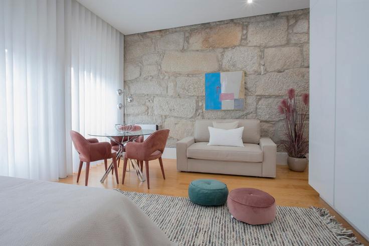 Elegant gestaltetes Wohnzimmer mit moderner Einrichtung in einer Wohnung im Building Rua do Almada - liiiving - 1335571 in União das freguesias de Cedofeita, Santo Ildefonso, Sé, Miragaia, São Nicolau e Vitória, Porto