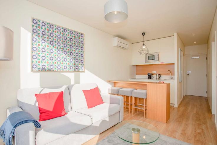 Salle de séjour élégante avec mobilier moderne dans un appartement à Building Rua de Gonçalo Cristóvão - liiiving - 1335654 à União das freguesias de Cedofeita, Santo Ildefonso, Sé, Miragaia, São Nicolau e Vitória, Porto