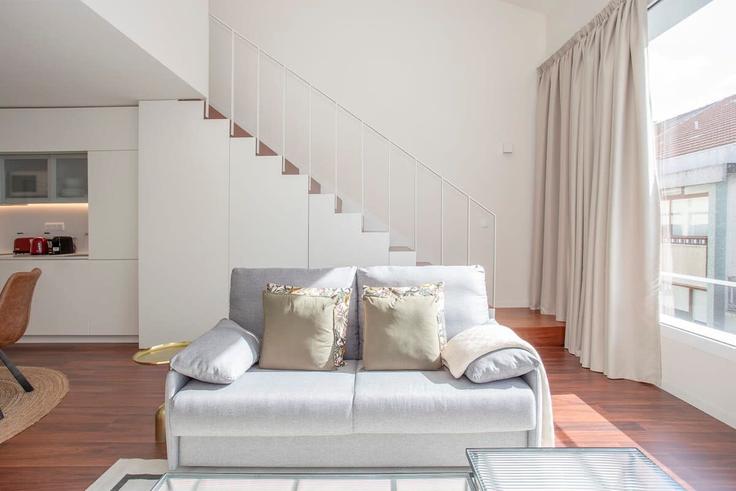 Sala de estar elegantemente projetada com móveis modernos em um apartamento no Building Rua de Miguel Bombarda - liiiving - 1335616 em União das freguesias de Cedofeita, Santo Ildefonso, Sé, Miragaia, São Nicolau e Vitória, Porto Sala de estar elegantemente projetada com móveis modernos em um apartamento no Building Rua de Miguel Bombarda - liiiving - 1335616 em União das freguesias de Cedofeita, Santo Ildefonso, Sé, Miragaia, São Nicolau e Vitória, Porto