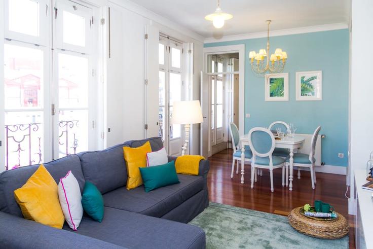 Sala de estar elegantemente projetada com móveis modernos em um apartamento no Building Rua do Infante Dom Henrique - liiiving - 1335649 em União das freguesias de Cedofeita, Santo Ildefonso, Sé, Miragaia, São Nicolau e Vitória, Porto Sala de estar elegantemente projetada com móveis modernos em um apartamento no Building Rua do Infante Dom Henrique - liiiving - 1335649 em União das freguesias de Cedofeita, Santo Ildefonso, Sé, Miragaia, São Nicolau e Vitória, Porto