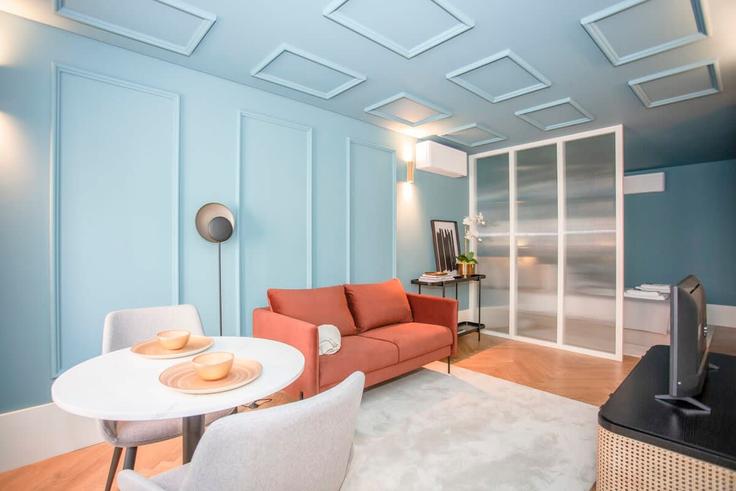 Sala de estar elegantemente projetada com móveis modernos em um apartamento no Building Rua do Infante Dom Henrique - liiiving - 1335601 em União das freguesias de Cedofeita, Santo Ildefonso, Sé, Miragaia, São Nicolau e Vitória, Porto