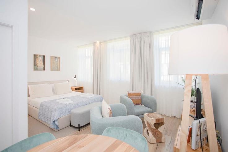 Building Rua da Picaria - liiiving - 1335590 adresindeki bir dairede modern mobilyalarla zarif bir şekilde tasarlanmış oturma odası União das freguesias de Cedofeita, Santo Ildefonso, Sé, Miragaia, São Nicolau e Vitória, Porto Building Rua da Picaria - liiiving - 1335590 adresindeki bir dairede modern mobilyalarla zarif bir şekilde tasarlanmış oturma odası União das freguesias de Cedofeita, Santo Ildefonso, Sé, Miragaia, São Nicolau e Vitória, Porto