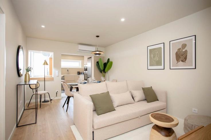 Bonfim, Porto에 위치한 Building Rua da Firmeza - liiiving - 1335551 아파트의 세련된 인테리어가 돋보이는 거실 Bonfim, Porto에 위치한 Building Rua da Firmeza - liiiving - 1335551 아파트의 세련된 인테리어가 돋보이는 거실