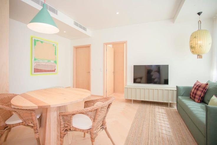 Elegante sala de estar con mobiliario moderno en un apartamento en Building Rua de Júlio Dinis - liiiving - 1335511 en Lordelo do Ouro e Massarelos, Porto Elegante sala de estar con mobiliario moderno en un apartamento en Building Rua de Júlio Dinis - liiiving - 1335511 en Lordelo do Ouro e Massarelos, Porto