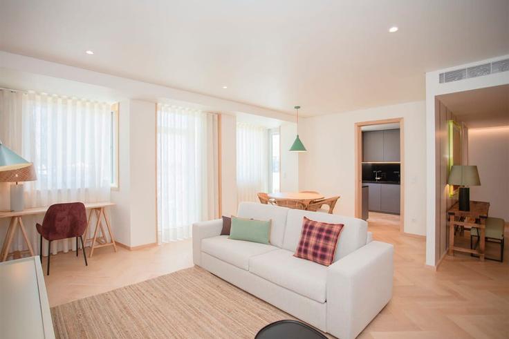 Elegante sala de estar con mobiliario moderno en un apartamento en Building Rua de Júlio Dinis - liiiving - 1335538 en Lordelo do Ouro e Massarelos, Porto Elegante sala de estar con mobiliario moderno en un apartamento en Building Rua de Júlio Dinis - liiiving - 1335538 en Lordelo do Ouro e Massarelos, Porto