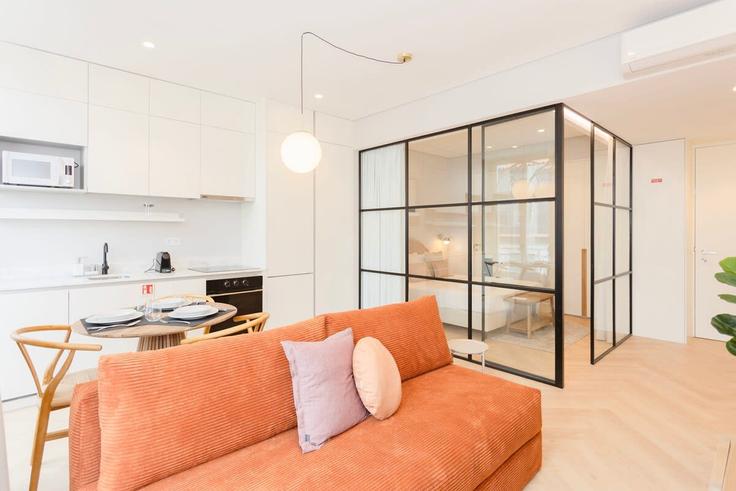 Salle de séjour élégante avec mobilier moderne dans un appartement à Building Rua do Almada - liiiving - 1335518 à União das freguesias de Cedofeita, Santo Ildefonso, Sé, Miragaia, São Nicolau e Vitória, Porto