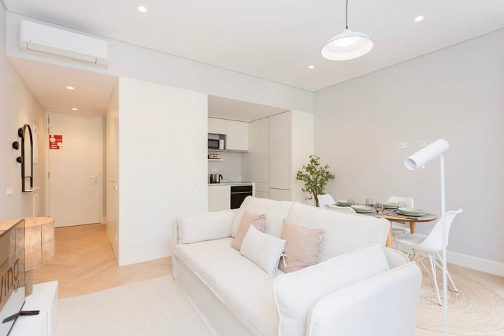 União das freguesias de Cedofeita, Santo Ildefonso, Sé, Miragaia, São Nicolau e Vitória, Porto에 위치한 Building Rua do Almada - liiiving - 1335517 아파트의 세련된 인테리어가 돋보이는 거실 União das freguesias de Cedofeita, Santo Ildefonso, Sé, Miragaia, São Nicolau e Vitória, Porto에 위치한 Building Rua do Almada - liiiving - 1335517 아파트의 세련된 인테리어가 돋보이는 거실