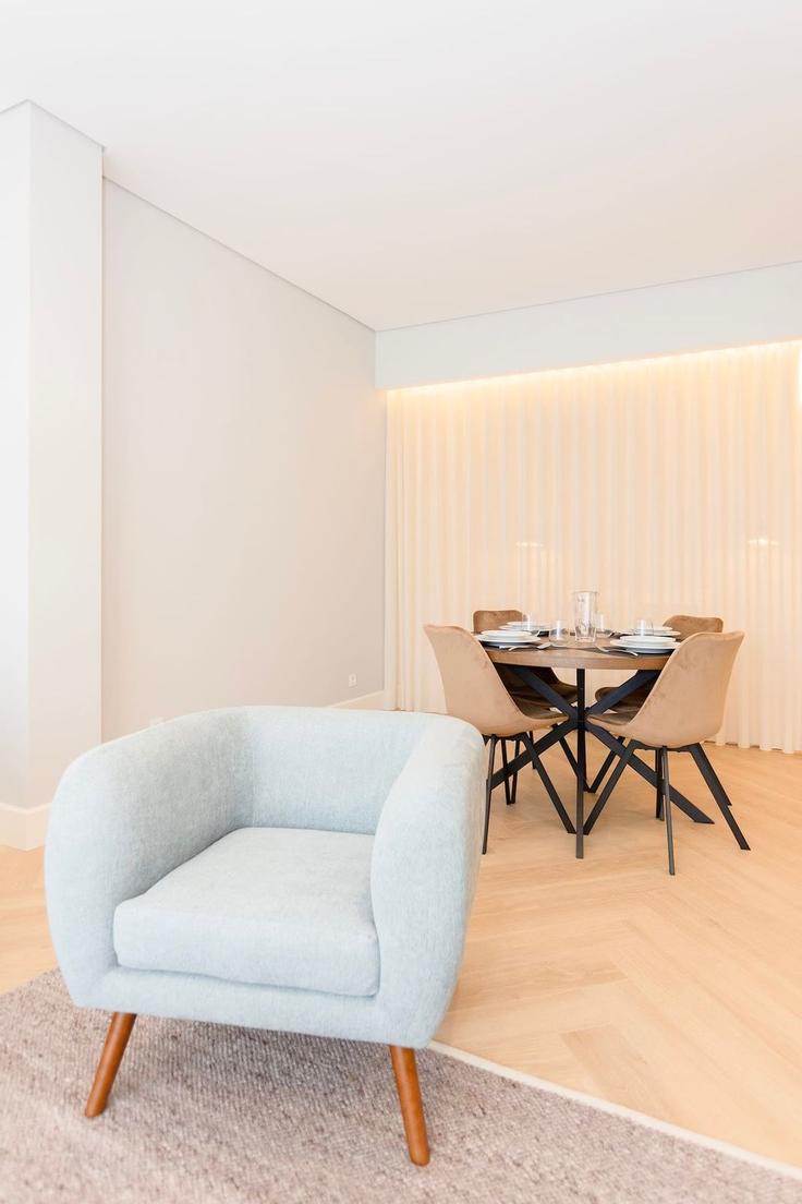 Elegant gestaltetes Wohnzimmer mit moderner Einrichtung in einer Wohnung im Building Rua do Almada - liiiving - 1335572 in União das freguesias de Cedofeita, Santo Ildefonso, Sé, Miragaia, São Nicolau e Vitória, Porto
