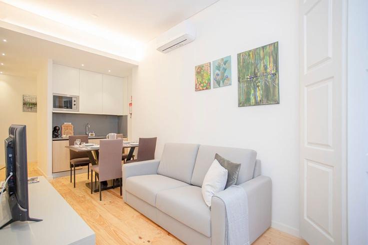 Elegante sala de estar con mobiliario moderno en un apartamento en Building Rua de Mouzinho da Silveira - liiiving - 1335589 en União das freguesias de Cedofeita, Santo Ildefonso, Sé, Miragaia, São Nicolau e Vitória, Porto