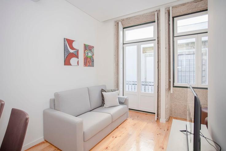Elegante sala de estar con mobiliario moderno en un apartamento en Building Rua de Mouzinho da Silveira - liiiving - 1335563 en União das freguesias de Cedofeita, Santo Ildefonso, Sé, Miragaia, São Nicolau e Vitória, Porto