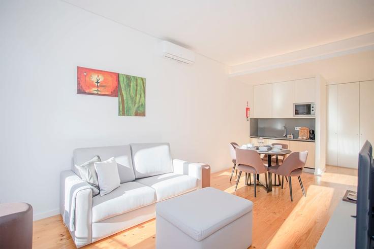 Building Rua de Mouzinho da Silveira - liiiving - 1335576 adresindeki bir dairede modern mobilyalarla zarif bir şekilde tasarlanmış oturma odası União das freguesias de Cedofeita, Santo Ildefonso, Sé, Miragaia, São Nicolau e Vitória, Porto Building Rua de Mouzinho da Silveira - liiiving - 1335576 adresindeki bir dairede modern mobilyalarla zarif bir şekilde tasarlanmış oturma odası União das freguesias de Cedofeita, Santo Ildefonso, Sé, Miragaia, São Nicolau e Vitória, Porto