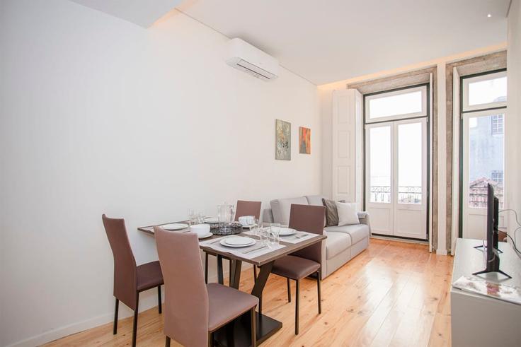 Building Rua de Mouzinho da Silveira - liiiving - 1335573 adresindeki bir dairede modern mobilyalarla zarif bir şekilde tasarlanmış oturma odası União das freguesias de Cedofeita, Santo Ildefonso, Sé, Miragaia, São Nicolau e Vitória, Porto Building Rua de Mouzinho da Silveira - liiiving - 1335573 adresindeki bir dairede modern mobilyalarla zarif bir şekilde tasarlanmış oturma odası União das freguesias de Cedofeita, Santo Ildefonso, Sé, Miragaia, São Nicolau e Vitória, Porto