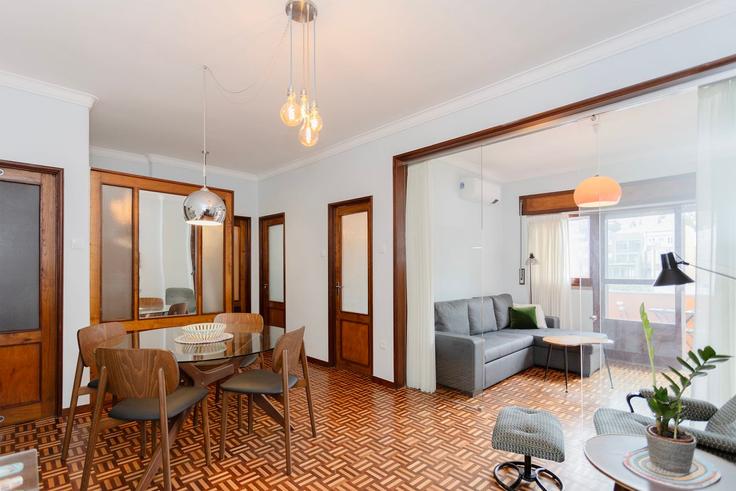 Building Rua de Miguel Bombarda - liiiving - 1335537 adresindeki bir dairede modern mobilyalarla zarif bir şekilde tasarlanmış oturma odası União das freguesias de Cedofeita, Santo Ildefonso, Sé, Miragaia, São Nicolau e Vitória, Porto Building Rua de Miguel Bombarda - liiiving - 1335537 adresindeki bir dairede modern mobilyalarla zarif bir şekilde tasarlanmış oturma odası União das freguesias de Cedofeita, Santo Ildefonso, Sé, Miragaia, São Nicolau e Vitória, Porto