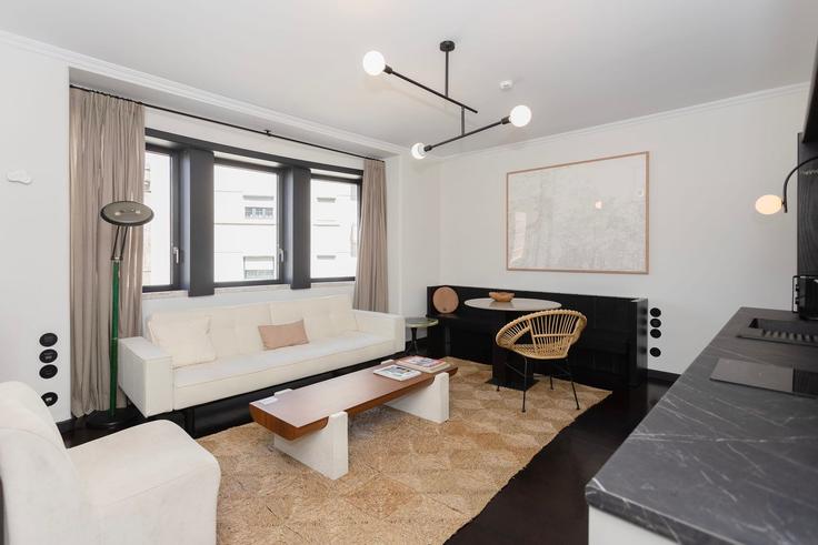 Sala de estar elegantemente projetada com móveis modernos em um apartamento no Building Rua do Duque de Saldanha - liiiving - 1335534 em Bonfim, Porto Sala de estar elegantemente projetada com móveis modernos em um apartamento no Building Rua do Duque de Saldanha - liiiving - 1335534 em Bonfim, Porto