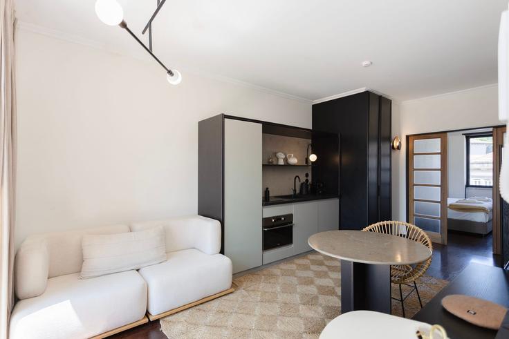 Elegant gestaltetes Wohnzimmer mit moderner Einrichtung in einer Wohnung im Building Rua do Duque de Palmela - liiiving - 1335523 in Bonfim, Porto