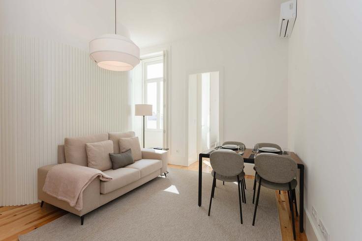 Building Rua do Duque de Loulé - liiiving - 1335495 adresindeki bir dairede modern mobilyalarla zarif bir şekilde tasarlanmış oturma odası União das freguesias de Cedofeita, Santo Ildefonso, Sé, Miragaia, São Nicolau e Vitória, Porto