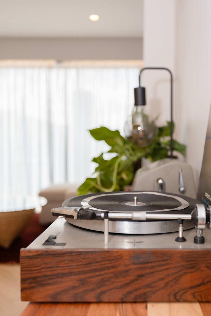 Sala de estar elegantemente projetada com móveis modernos em um apartamento no Building Rua do Almada - liiiving - 1335514 em União das freguesias de Cedofeita, Santo Ildefonso, Sé, Miragaia, São Nicolau e Vitória, Porto Sala de estar elegantemente projetada com móveis modernos em um apartamento no Building Rua do Almada - liiiving - 1335514 em União das freguesias de Cedofeita, Santo Ildefonso, Sé, Miragaia, São Nicolau e Vitória, Porto