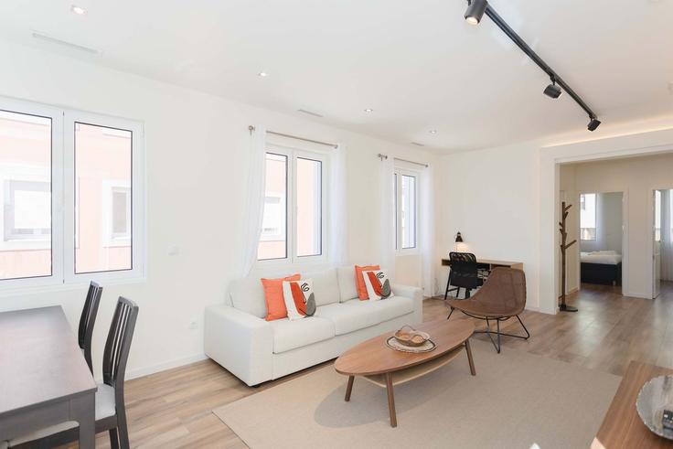 União das freguesias de Cedofeita, Santo Ildefonso, Sé, Miragaia, São Nicolau e Vitória, Porto에 위치한 Building Rua da Restauração - liiiving - 1335512 아파트의 세련된 인테리어가 돋보이는 거실 União das freguesias de Cedofeita, Santo Ildefonso, Sé, Miragaia, São Nicolau e Vitória, Porto에 위치한 Building Rua da Restauração - liiiving - 1335512 아파트의 세련된 인테리어가 돋보이는 거실