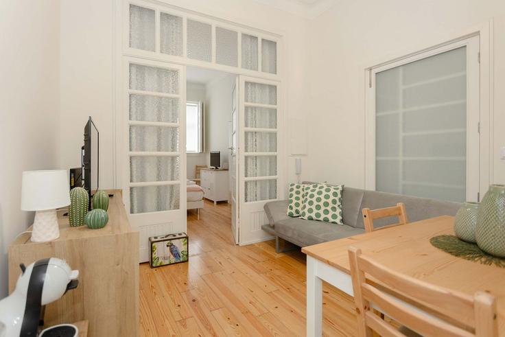 Porto União das freguesias de Cedofeita, Santo Ildefonso, Sé, Miragaia, São Nicolau e VitóriaのBuilding Rua de Álvares Cabral - liiiving - 1335507のアパートメントにある、モダンな家具を備えたエレガントなデザインのリビングルーム Porto União das freguesias de Cedofeita, Santo Ildefonso, Sé, Miragaia, São Nicolau e VitóriaのBuilding Rua de Álvares Cabral - liiiving - 1335507のアパートメントにある、モダンな家具を備えたエレガントなデザインのリビングルーム