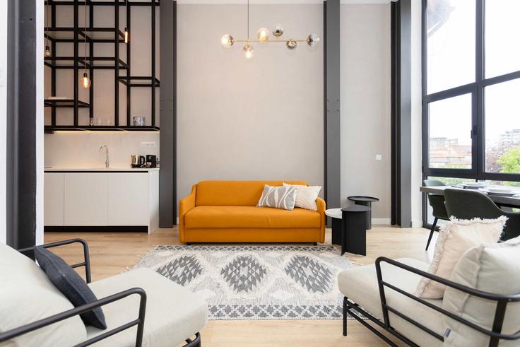 Elegant gestaltetes Wohnzimmer mit moderner Einrichtung in einer Wohnung im Building Rua de Dom Manuel II - liiiving - 1335500 in Lordelo do Ouro e Massarelos, Porto