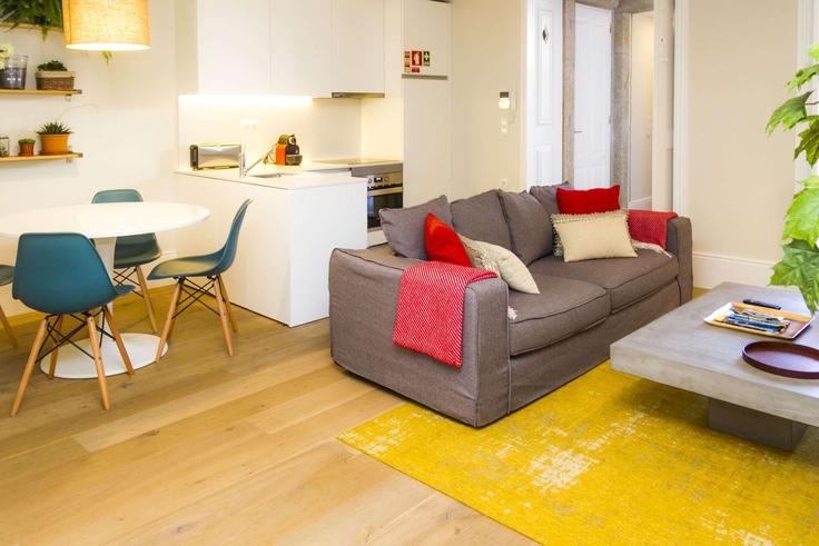 Sala de estar elegantemente projetada com móveis modernos em um apartamento no Building Praça do Marquês de Pombal - liiiving - 1335635 em União das freguesias de Cedofeita, Santo Ildefonso, Sé, Miragaia, São Nicolau e Vitória, Porto Sala de estar elegantemente projetada com móveis modernos em um apartamento no Building Praça do Marquês de Pombal - liiiving - 1335635 em União das freguesias de Cedofeita, Santo Ildefonso, Sé, Miragaia, São Nicolau e Vitória, Porto