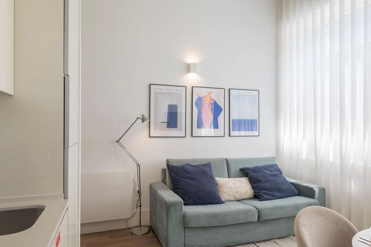 Elegant gestaltetes Wohnzimmer mit moderner Einrichtung in einer Wohnung im Building Rua de Álvares Cabral - liiiving - 1335524 in União das freguesias de Cedofeita, Santo Ildefonso, Sé, Miragaia, São Nicolau e Vitória, Porto