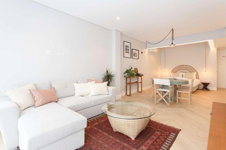 Building Rua do Almada - liiiving - 1335514 adresindeki bir dairede modern mobilyalarla zarif bir şekilde tasarlanmış oturma odası União das freguesias de Cedofeita, Santo Ildefonso, Sé, Miragaia, São Nicolau e Vitória, Porto Building Rua do Almada - liiiving - 1335514 adresindeki bir dairede modern mobilyalarla zarif bir şekilde tasarlanmış oturma odası União das freguesias de Cedofeita, Santo Ildefonso, Sé, Miragaia, São Nicolau e Vitória, Porto