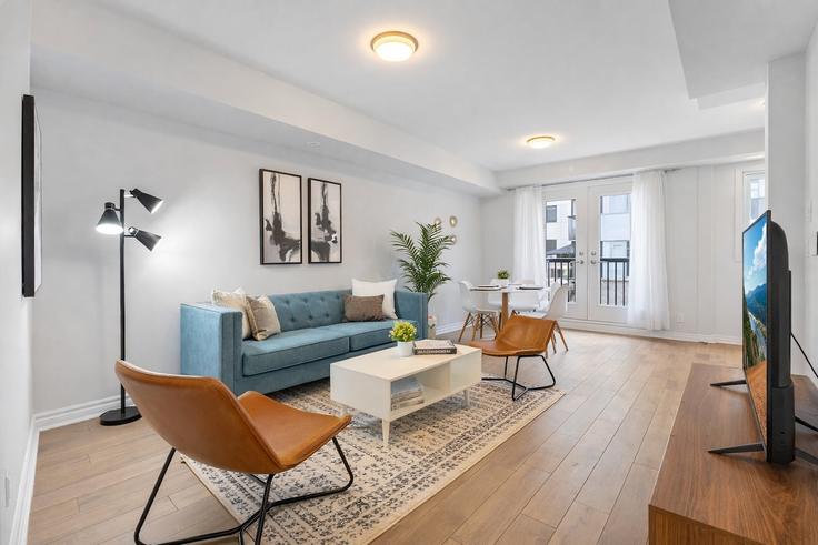 Oakville OakvilleのBuilding Wheat Boom Drive - likehouse-properties - 1648805のアパートメントにある、モダンな家具を備えたエレガントなデザインのリビングルーム Oakville OakvilleのBuilding Wheat Boom Drive - likehouse-properties - 1648805のアパートメントにある、モダンな家具を備えたエレガントなデザインのリビングルーム